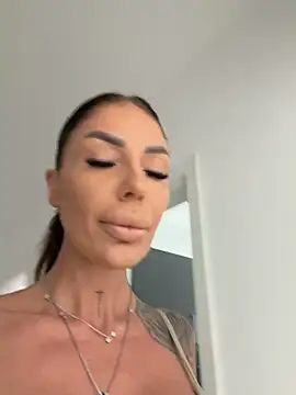 Snapshot of RaquelleVon chatting on March 19, 2026, 12:38 pm RaquelleVon online show from March 19, 2026, 12:38 pm