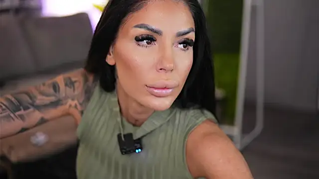 Snapshot of RaquelleVon chatting on April 8, 2026, 8:27 am RaquelleVon online show from April 8, 2026, 8:27 am