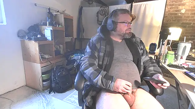 Snapshot of MagnusCockus chatting on April 2, 2026, 12:23 pm MagnusCockus online show from April 2, 2026, 12:23 pm