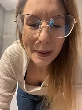 Snapshot of Vanilladreams chatting on February 12, 2026, 1:55 pm Vanilladreams online show from February 12, 2026, 1:55 pm