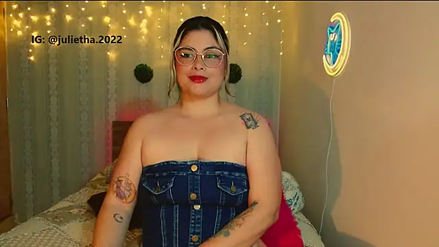 Snapshot of Juliietha_servas chatting on April 6, 2026, 11:39 pm Juliietha servas online show from April 6, 2026, 11:39 pm