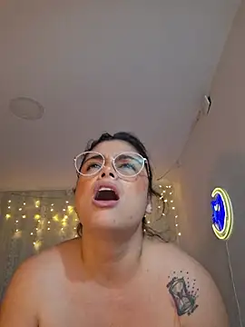 Juliietha servas online show from May 19, 2026, 1:56 am