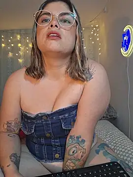 Snapshot of Juliietha_servas chatting on April 15, 2026, 11:16 pm Juliietha servas online show from April 15, 2026, 11:16 pm