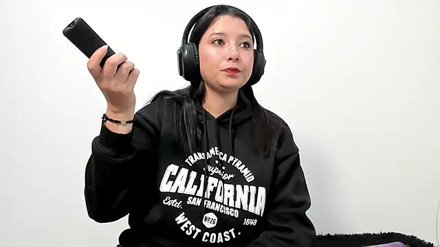 cami-01 online show from October 19, 2025, 2:31 pm