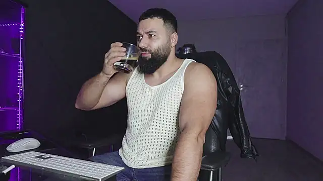 Snapshot of mattmasterss chatting on February 3, 2026, 10:15 pm mattmasterss online show from February 3, 2026, 10:15 pm