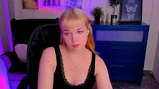 Snapshot of AlicePopsy chatting on March 20, 2025, 8:40 pm AlicePopsy online show from March 20, 2025, 8:40 pm