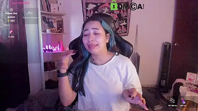 sweetcoralinee online show from November 4, 2025, 1:37 pm