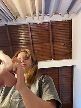 Snapshot of emiss_ chatting on April 10, 2026, 4:03 pm emiss online show from April 10, 2026, 4:03 pm