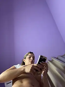 Snapshot of emiss_ chatting on February 15, 2026, 5:23 pm emiss online show from February 15, 2026, 5:23 pm