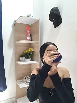 royalgirls x online show from April 15, 2026, 9:15 pm