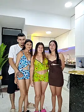royalgirls x online show from May 7, 2026, 1:10 am
