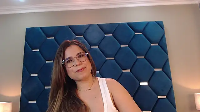 Snapshot of ThaniaJones chatting on September 25, 2025, 12:11 pm ThaniaJones online show from September 25, 2025, 12:11 pm