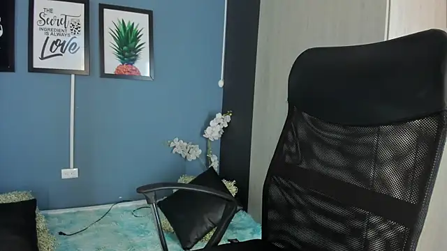 Snapshot of PaulinaDuarte chatting on April 22, 2026, 12:23 pm PaulinaDuarte online show from April 22, 2026, 12:23 pm