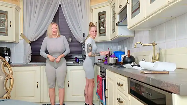 TUNDEROSE1 online show from March 12, 2025, 4:51 am