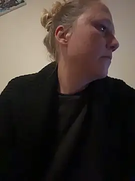 MoniqueLaFee online show from April 9, 2026, 10:05 pm