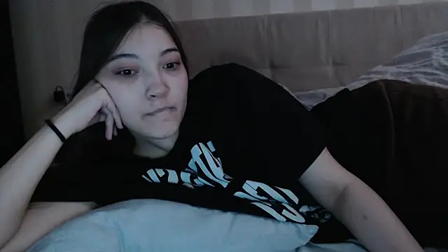 Snapshot of AlisaDevis chatting on December 14, 2025, 8:09 am AlisaDevis online show from December 14, 2025, 8:09 am