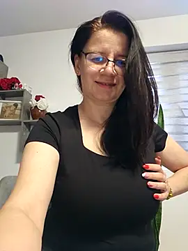 KristenVega online show from November 18, 2025, 8:06 am