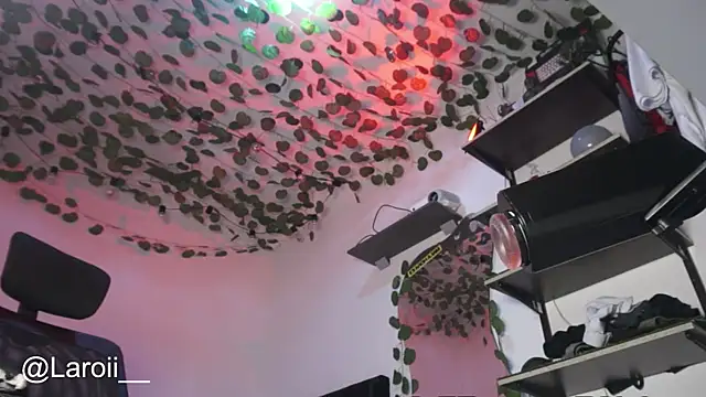 Snapshot of Young_laroi chatting on November 30, 2025, 5:30 am Young laroi online show from November 30, 2025, 5:30 am