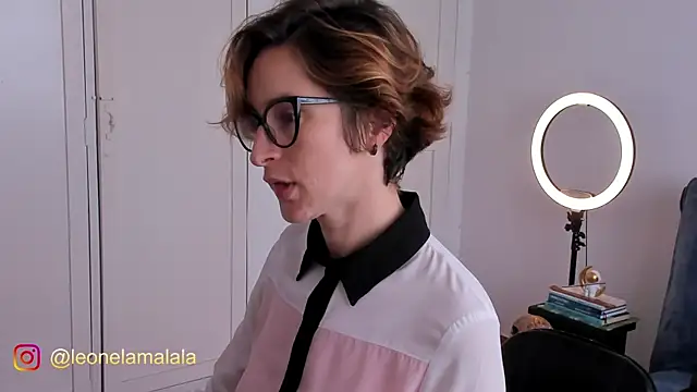 Snapshot of cuddlingbunny chatting on November 4, 2025, 4:33 pm cuddlingbunny online show from November 4, 2025, 4:33 pm