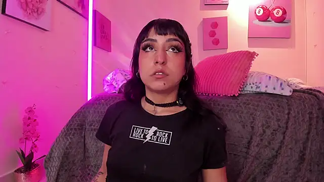 Snapshot of MaveParks_ chatting on February 18, 2026, 12:01 pm MaveParks online show from February 18, 2026, 12:01 pm