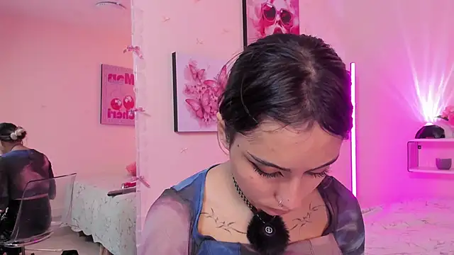 Snapshot of MaveParks_ chatting on December 19, 2025, 12:07 pm MaveParks online show from December 19, 2025, 12:07 pm