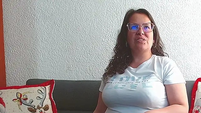 Snapshot of honeyhot_paty chatting on December 8, 2024, 6:06 pm honeyhot paty online show from December 8, 2024, 6:06 pm