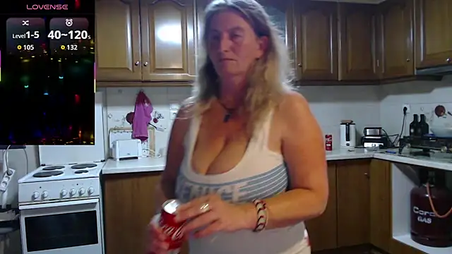 Snapshot of JennaDeluxe chatting on April 4, 2026, 8:26 pm JennaDeluxe online show from April 4, 2026, 8:26 pm