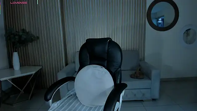 Snapshot of AlessaRomero chatting on December 5, 2025, 7:45 pm AlessaRomero online show from December 5, 2025, 7:45 pm