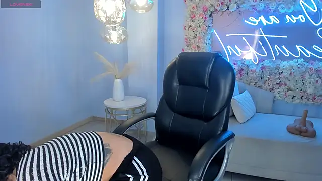 Snapshot of AlessaRomero chatting on December 15, 2025, 8:03 pm AlessaRomero online show from December 15, 2025, 8:03 pm