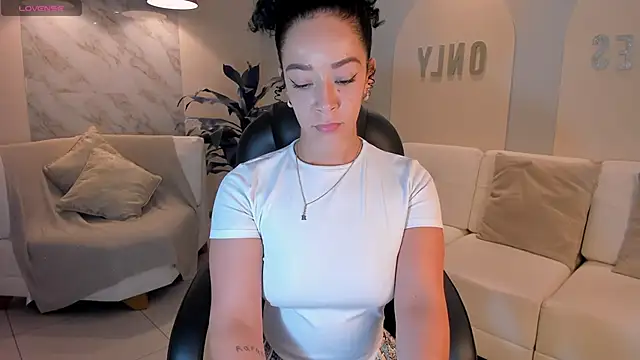 Snapshot of AlessaRomero chatting on December 1, 2025, 7:48 pm AlessaRomero online show from December 1, 2025, 7:48 pm