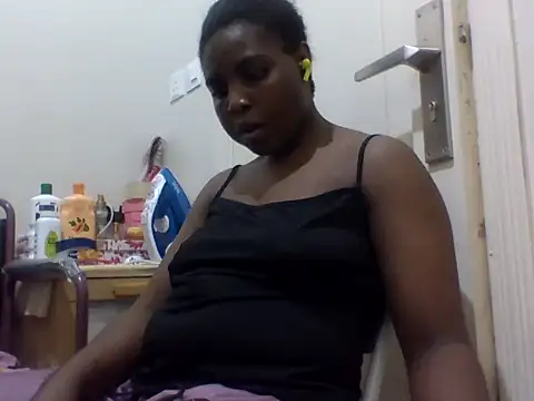 Snapshot of queenzuena chatting on May 21, 2026, 8:50 pm queenzuena online show from May 21, 2026, 8:50 pm