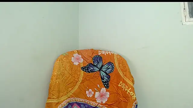 Snapshot of isaaclatino chatting on April 18, 2026, 12:35 am isaaclatino online show from April 18, 2026, 12:35 am
