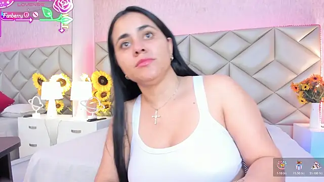 Snapshot of Brenda_Garcia chatting on November 17, 2025, 7:18 pm Brenda Garcia online show from November 17, 2025, 7:18 pm