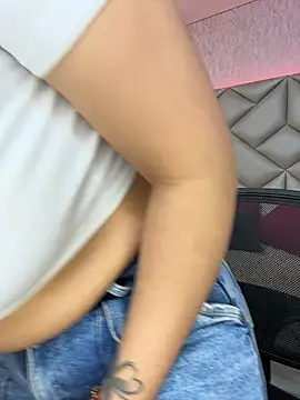 Snapshot of Brenda_Garcia chatting on November 19, 2025, 8:20 pm Brenda Garcia online show from November 19, 2025, 8:20 pm