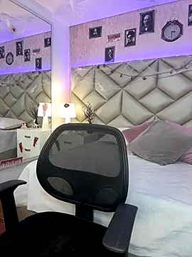 Snapshot of Brenda_Garcia chatting on October 23, 2025, 8:18 pm Brenda Garcia online show from October 23, 2025, 8:18 pm