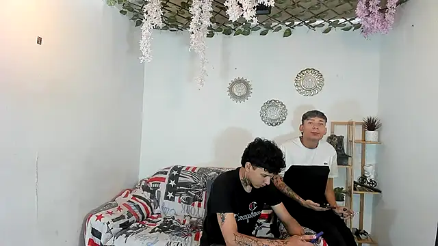 oliverhot2005 online show from November 10, 2025, 2:33 pm