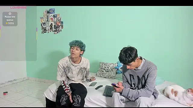 oliverhot2005 online show from October 28, 2025, 7:02 pm