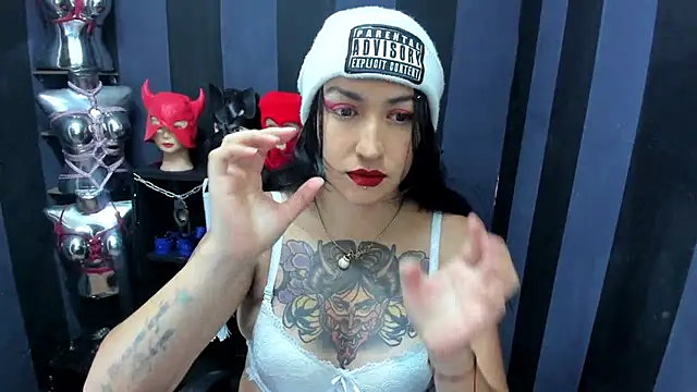 Snapshot of LucyStrike_ chatting on January 31, 2025, 3:09 am LucyStrike online show from January 31, 2025, 3:09 am