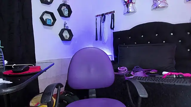 Snapshot of LucyStrike_ chatting on November 19, 2025, 11:16 pm LucyStrike online show from November 19, 2025, 11:16 pm