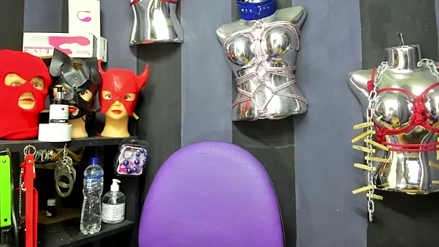 Snapshot of LucyStrike_ chatting on March 3, 2025, 10:52 pm LucyStrike online show from March 3, 2025, 10:52 pm