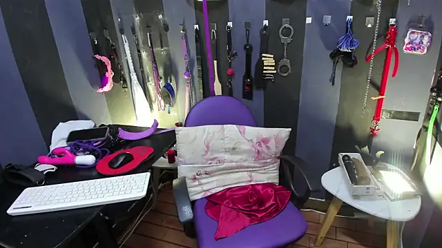 Snapshot of LucyStrike_ chatting on October 15, 2025, 10:40 pm LucyStrike online show from October 15, 2025, 10:40 pm