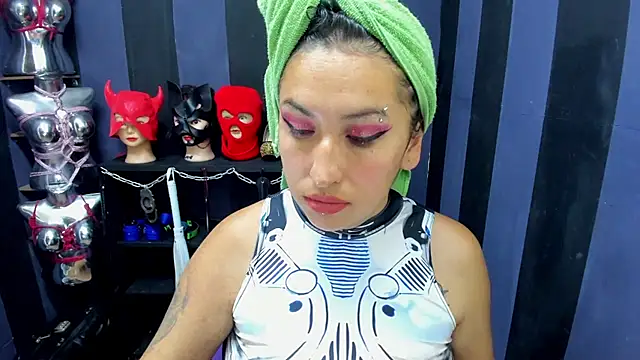 Snapshot of LucyStrike_ chatting on February 1, 2025, 3:19 am LucyStrike online show from February 1, 2025, 3:19 am