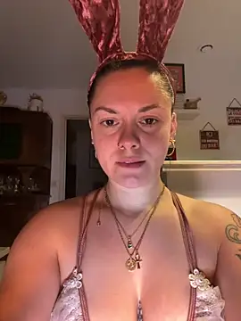 Luccreccia  online show from April 2, 2026, 8:59 pm