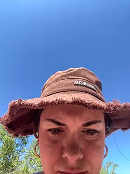 Luccreccia  online show from April 8, 2026, 12:39 pm