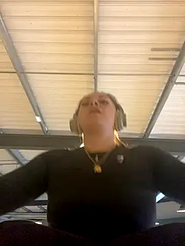 Snapshot of Luccreccia_ chatting on October 19, 2025, 8:06 am Luccreccia  online show from October 19, 2025, 8:06 am