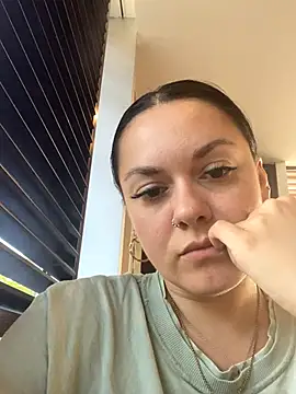 Snapshot of Luccreccia_ chatting on October 4, 2025, 9:22 am Luccreccia  online show from October 4, 2025, 9:22 am