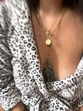 Snapshot of Luccreccia_ chatting on October 18, 2025, 9:11 am Luccreccia  online show from October 18, 2025, 9:11 am