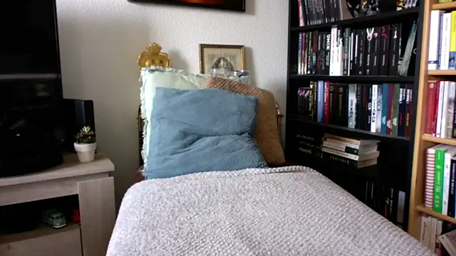 Snapshot of Luccreccia_ chatting on October 23, 2025, 8:46 am Luccreccia  online show from October 23, 2025, 8:46 am