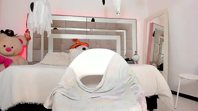 Nicolle foxy online show from October 29, 2025, 7:46 pm