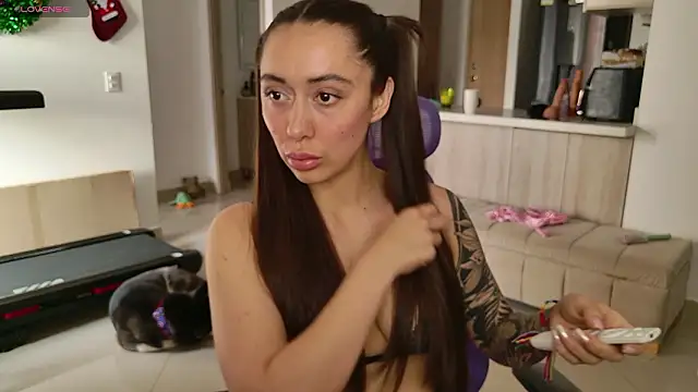 Snapshot of emiliasommer chatting on February 3, 2026, 1:38 pm emiliasommer online show from February 3, 2026, 1:38 pm